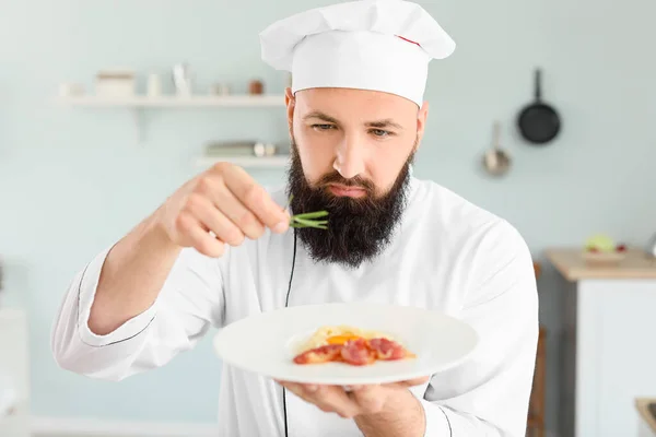 Male Chef Tasty Pasta Carbonara Kitchen — Stock Photo, Image
