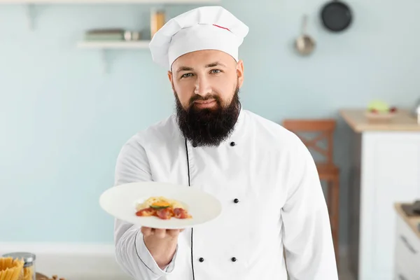 Chef Masculino Con Sabrosa Pasta Carbonara Cocina —  Fotos de Stock