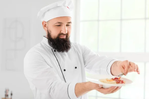 Male Chef Tasty Pasta Carbonara Kitchen — Stock Photo, Image