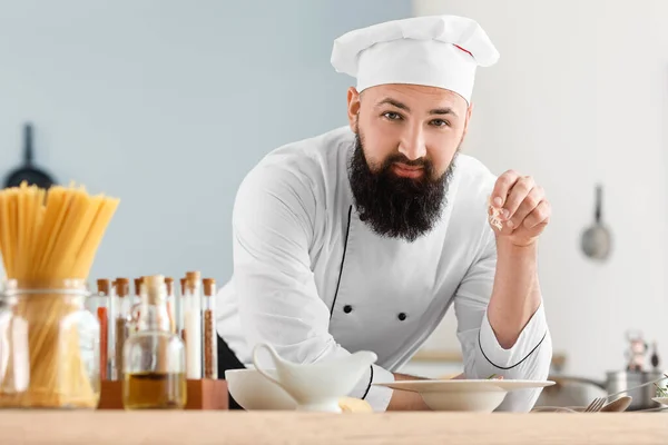 Porträt Eines Hübschen Männlichen Kochs Der Küche — Stockfoto