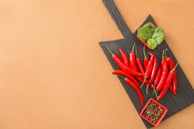 Renk arkaplanında acı biberli kompozisyon