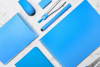 Işık arkaplanındaki kırtasiye seti