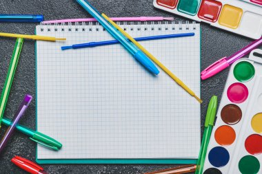 Koyu arkaplanda kırtasiye seti