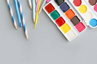 Gri arkaplanda kırtasiye seti