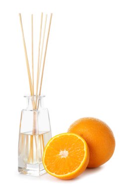 Beyaz arkaplanda Reed dağıtıcı ve turuncu