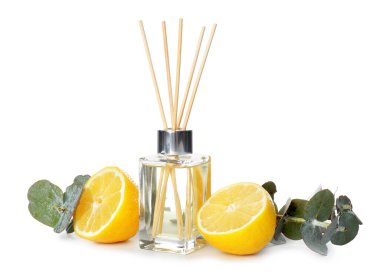Beyaz arka planda Reed dağıtıcı, okaliptüs ve limon