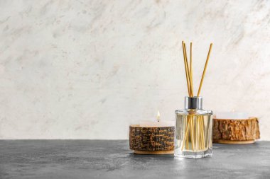 Reed dağıtıcı ve mumlar masada.