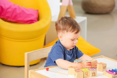 Evde oynayan sevimli küçük çocuk.