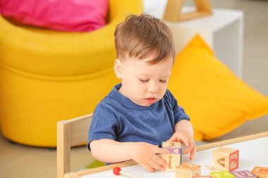 Evde oynayan sevimli küçük çocuk.