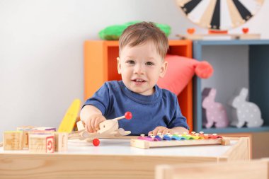 Evde oynayan sevimli küçük çocuk.