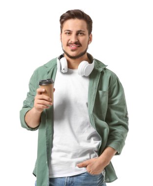 Beyaz arka planda kahvesi olan yakışıklı bir genç.