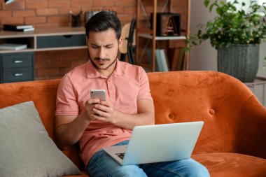 Evde çalışan genç bir erkek serbest yazar.