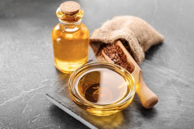 Gri arka planda keten yağlı kompozisyon