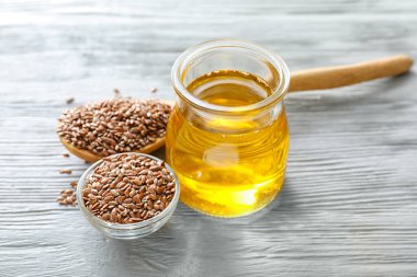 Ahşap masada keten yağlı kompozisyon