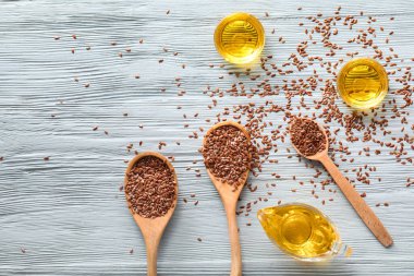 Ahşap masada keten yağlı kompozisyon