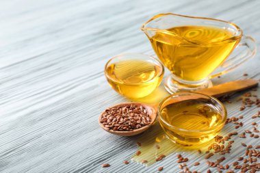 Ahşap masada keten yağlı kompozisyon