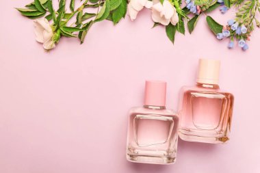 Renkli arkaplanda çiçek parfümü şişeleri