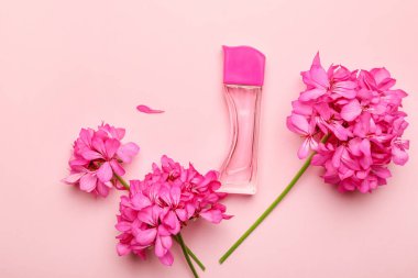 Renkli arka planda bir şişe çiçek parfümü.