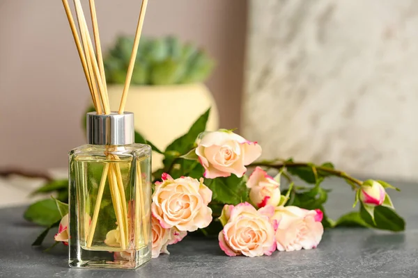 Reed Diffuser Flowers Table — Stock Photo, Image