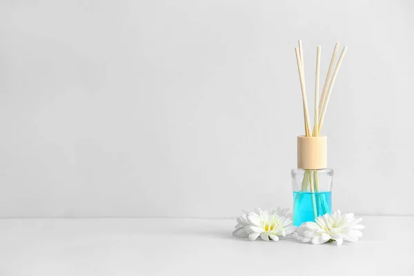 Reed Diffúzor Virágok Könnyű Asztalon — Stock Fotó