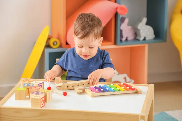 Bonito Menino Brincando Casa — Fotografia de Stock