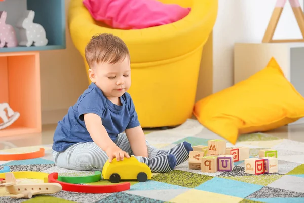 Bonito Menino Brincando Casa — Fotografia de Stock