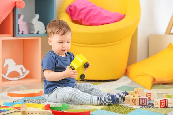 Bonito Menino Brincando Casa — Fotografia de Stock