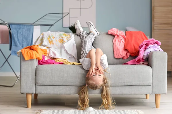 Little Girl Dirty Laundry Home — Stock Photo, Image