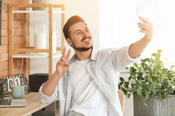 Komea Nuori Mies Ottaa Selfien Kotona — kuvapankkivalokuva