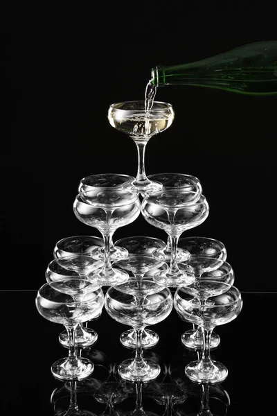 Šampaňské Věž Tmavém Pozadí — Stock fotografie