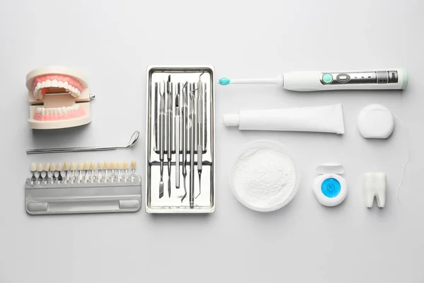 Beyaz Arka Planda Diş Aletleri Diş Rengi Örnekleriyle Ağız Sağlığı — Stok fotoğraf