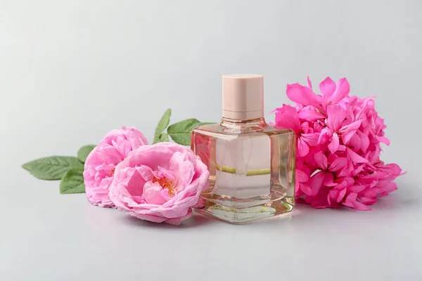 Bottle Floral Perfume Grey Background — Stock Photo, Image