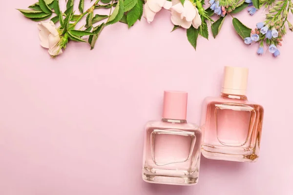 Flessen Van Bloemen Parfum Kleur Achtergrond — Stockfoto