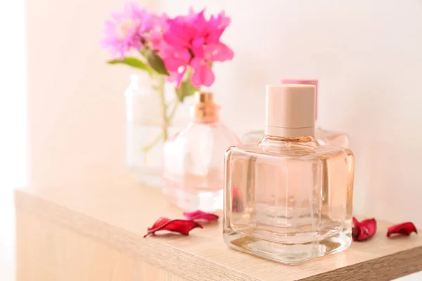 Bottles Floral Perfume Table — Stock Photo, Image