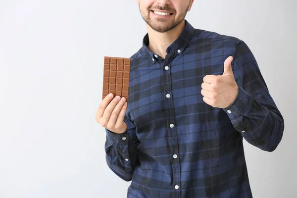 Joven Guapo Con Sabroso Chocolate Mostrando Pulgar Hacia Arriba Sobre — Foto de Stock