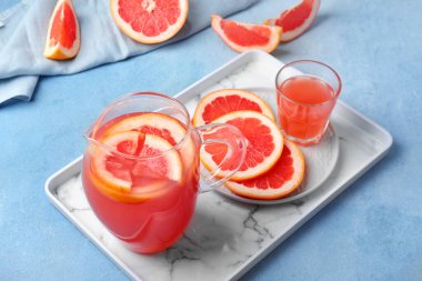 Masada bir bardak taze greyfurt suyu.