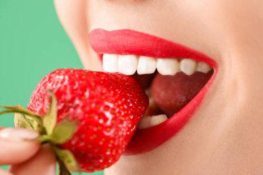 Çilekli, renkli genç kadın, yakın plan.