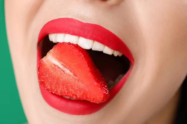 Giovane Donna Sexy Con Fragola Bocca Primo Piano — Foto Stock