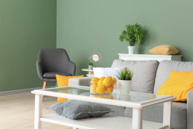 Kanepesi ve masası olan modern bir oturma odası.