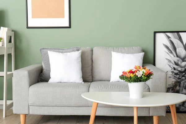 Stilvolles Interieur Eines Modernen Wohnzimmers Mit Sofa Und Tisch — Stockfoto