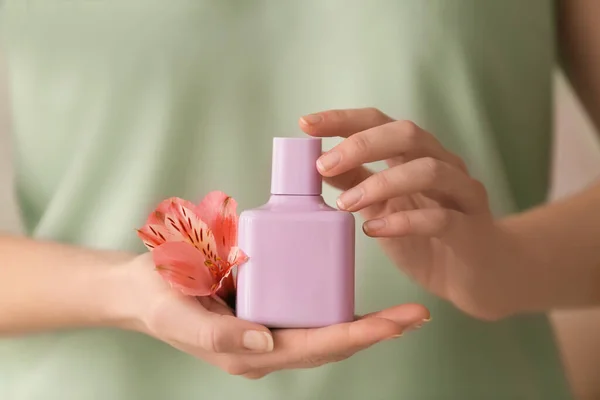 Mujer Joven Con Perfume Primer Plano — Foto de Stock