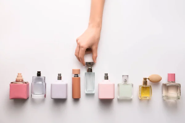 Kobiece Dłonie Perfumy Białym Tle — Zdjęcie stockowe