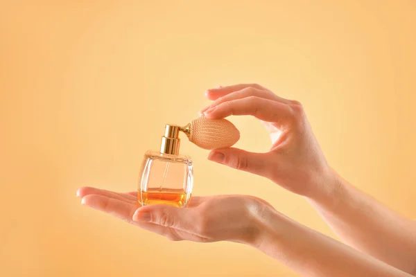 Kobiece Dłonie Perfumami Tle Koloru — Zdjęcie stockowe
