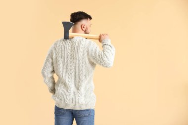Renkli arka planda yakışıklı bir oduncu