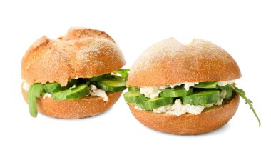 Beyaz arka planda lezzetli salatalıklı sandviçler