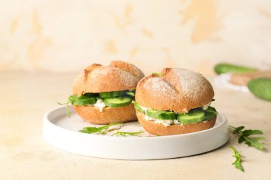 Masada lezzetli salatalık sandviç ile Tabak