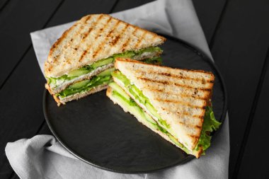 Masada lezzetli salatalık sandviç ile Tabak