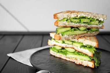 Masada lezzetli salatalık sandviç ile Tabak