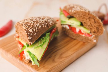Masada lezzetli salatalıklı sandviçler