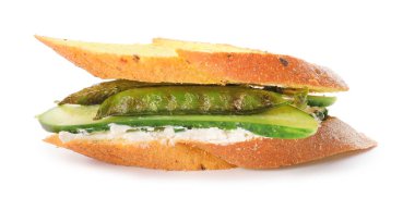 Beyaz arka planda lezzetli salatalıklı sandviç.